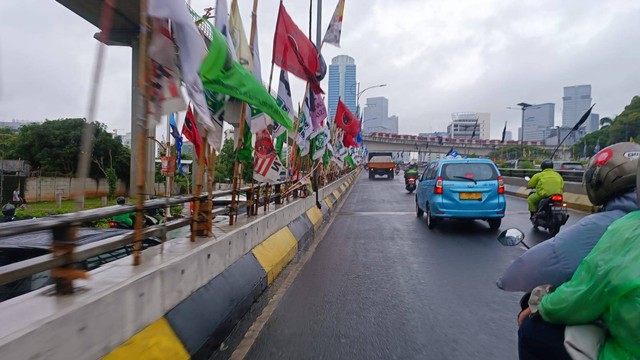 Pantauan kumparan terkait bendera partai di Flyover Mampang, Jumat (19/1). Foto: Thomas Bosco/kumparan