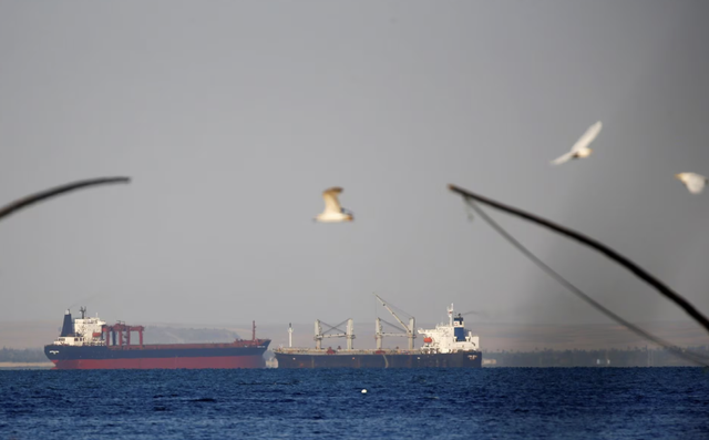 ilustrasi kapal kontainer melintasi Teluk Suez menuju Laut Merah sebelum memasuki Terusan Suez, dekat kota pelabuhan Ismailia, timur laut Kairo, Mesir, Mesir 31 Oktober 2018. Gambar diambil 31 Oktober 2018. dok.  REUTERS