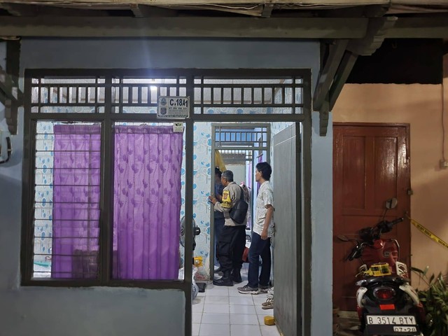 Seorang perempuan muda ditemukan tewas di kontrakan di Jalan Raden Saleh, Gang Haji Daud, Sukmajaya, Depok pada Kamis (18/1) malam. Foto: Dok. Istimewa