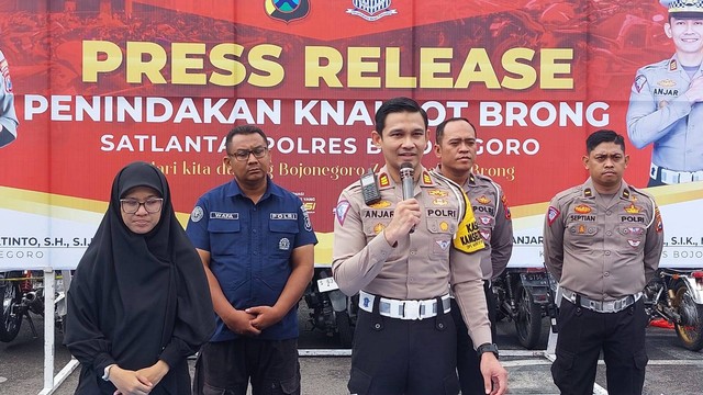 Kasat Lantas Polres Bojonegoro, AKP Anjar Rahmad Putra saat menggelar konferensi pers di halaman Sat Lantas Polres Bojonegoro. Jumat (19/01/2024). (Aset: Imam Nurcahyo/beritabojonegoro.com)