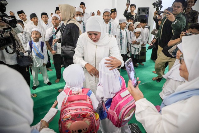 Ketum PP Muslimat Nahdlatul Ulama (NU), Khofifah Indar Parawansa, dalam acara Santunan Anak Yatim di Gelora Bung Karno (GBK), Jakarta Pusat, Jumat (19/1/2024). Foto: Jamal Ramadhan/kumparan