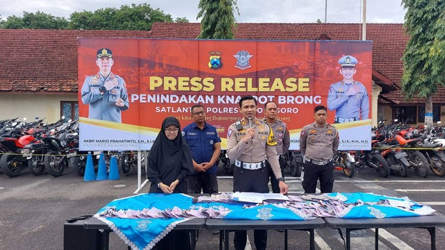 Kasat Lantas Polres Bojonegoro, AKP Anjar Rahmad Putra saat menggelar konferensi pers di halaman Sat Lantas Polres Bojonegoro. Jumat (19/01/2024). (Aset: Imam Nurcahyo/beritabojonegoro.com)