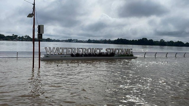 Waterfront Sintang di Sungai Durian, Kelurahan Kapuas Kanan Hulu, sudah terendam banjir dalam. Akses jalan juga sudah tidak bisa dilewati kendaraan. Foto: Yusrizal/Hi!Pontianak