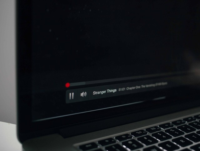 Ilustrasi cara memasukkan subtitle ke video di laptop. Foto: Unsplash 