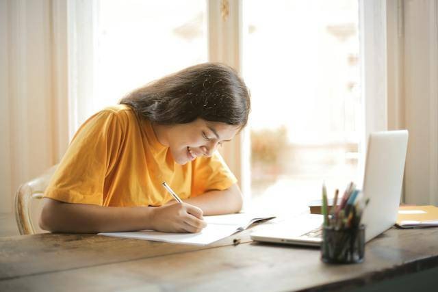 Ilustrasi siswa mencari kunci jawaban PAI kelas 7 halaman 145. Foto: Pexels/Andrea Piacquadio