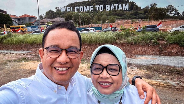 Anies Baswedan berswafoto dengan Istri di tulisan Welcome to Batam. Foto: Twitter/@aniesbaswedan