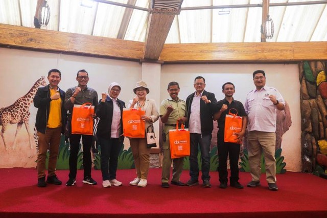 GM Taman Safari Bogor, Lies Yuwati saat menerima kunjungan Rektor Trisakti Insitute of Tourism. Foto: TSI Bogor