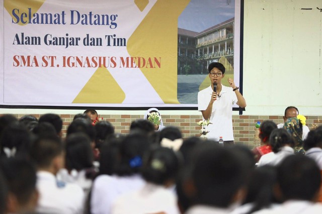 Putra tunggal capres 03 Ganjar Pranowo, Muhammad Zinedine Alam Ganjar menyampaikan motivasi hingga tips mempersiapkan dunia perkuliahan di SMA ST. Ignasius, Medan Johor, Sumatera Utara, Kamis (18/1).  Foto: Dok. Istimewa