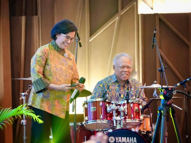 Menteri Keuangan Sri Mulyani bersama Menteri PUPR Basuki Hadimuljono bernyanyi lagu Cat Size.  Foto: Instagram/@smindrawati