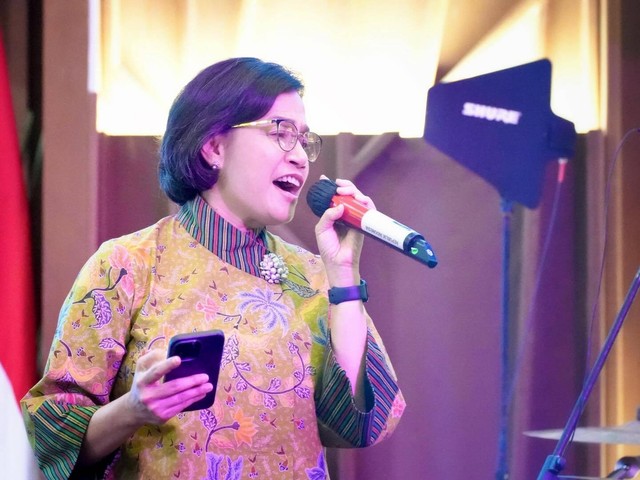 Menteri Keuangan Sri Mulyani bersama Menteri PUPR Basuki Hadimuljono bernyanyi lagu Cat Size. Foto: Instagram/@smindrawati