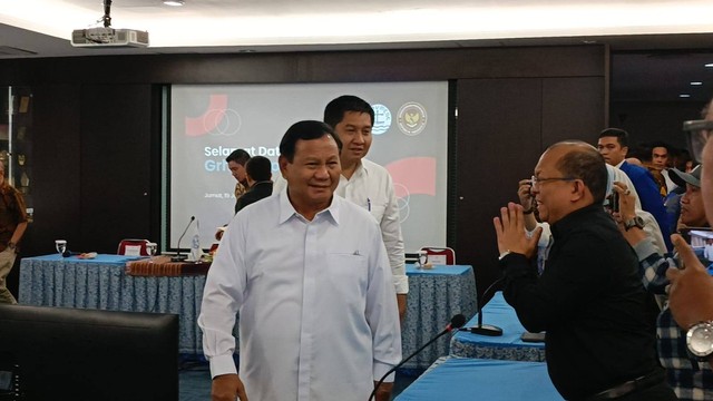 Capres nomor urut 02, Prabowo Subianto didampingi eks Politikus PDIP, Maruarar Sirait menghadiri acara diskusi yang digelar oleh Persekutuan Gereja-gereja Indonesia di Salemba, Jakarta Pusat, Jumat (19/1).  Foto: Zamachsyari/kumparan