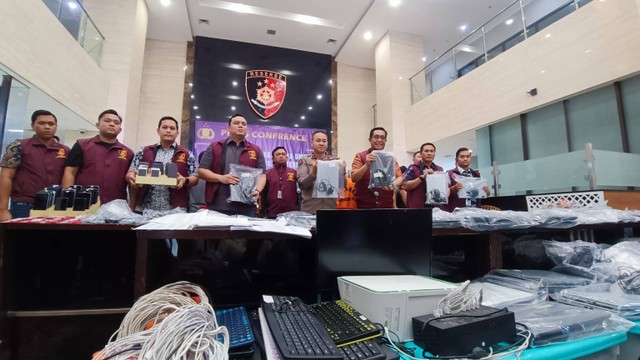 Bareskrim Polri bongkar sindikat jaringan internasional penipuan online bertajuk 'love scamming', Jumat (19/1).  Foto: Thomas Bosco/kumparan