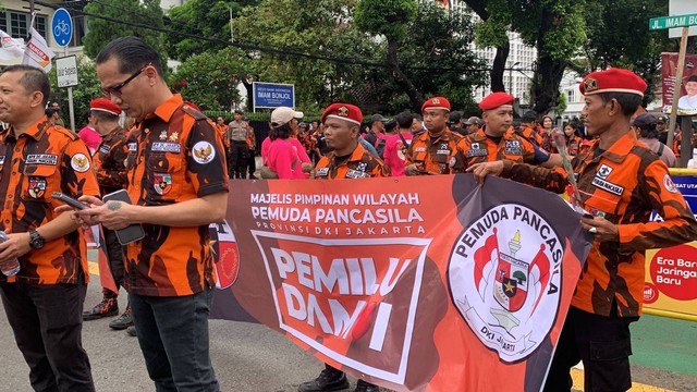 Aksi turun ke jalan oleh Ormas Pemuda Pancasila di Depan Kantor KPU. Jalan Imam Bonjol arah Bundaran HI ditutup, Jumat (19/1/2024). Foto: Luthfi Humam/kumparan