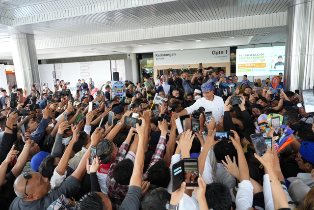 Capres nomor urut 01 Anies Baswedan saat tiba di Bandara Hang Nadim, Batam, Jumat (19/1). Foto: Dok. Istimewa