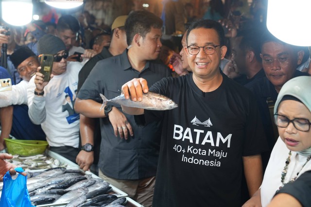 Capres 01, Anies Baswedan berkunjung ke Pasar Tradisional TOS 3000 di Batam, Jumat (19/1).  Foto: Dok. Istimewa