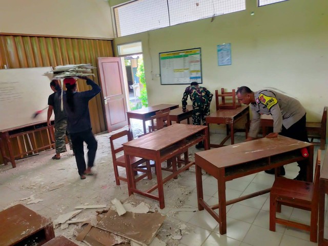 Proses evakuasi reruntuhan plafon di SD Negeri Terban, Sidomulyo, Bambanglipuro, Bantul. Foto: Dok. Polres Bantul