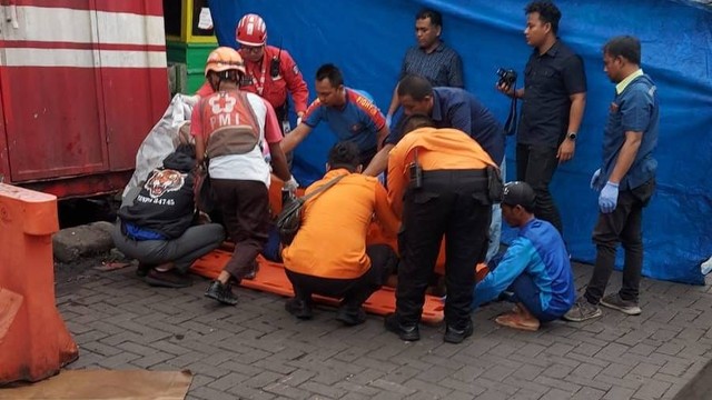 Salah satu pekerja Terminal Petikemas Surabaya (TPS) bernama Askur (64) tewas tertimpa peti kemas di Depo Teluk Bayur Jalan Teluk Bayur nomor 8, Perak Utara, Kecamatan Pabean Cantikan, Surabaya pada Jumat (19/1/2024). Foto: BPBD Surabaya