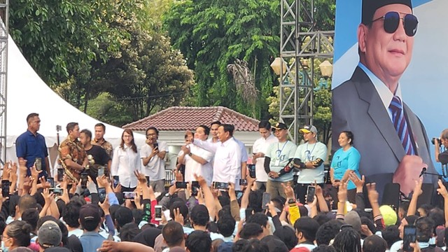 Capres nomor urut 02 Prabowo Subianto menghadiri acara Komunitas Ojol Penggemar Erick Thohir (Ojol ET) di Lapangan Banteng, Jakarta Pusat, Jumat (19/1).  Foto: Zamachsyari/kumparan