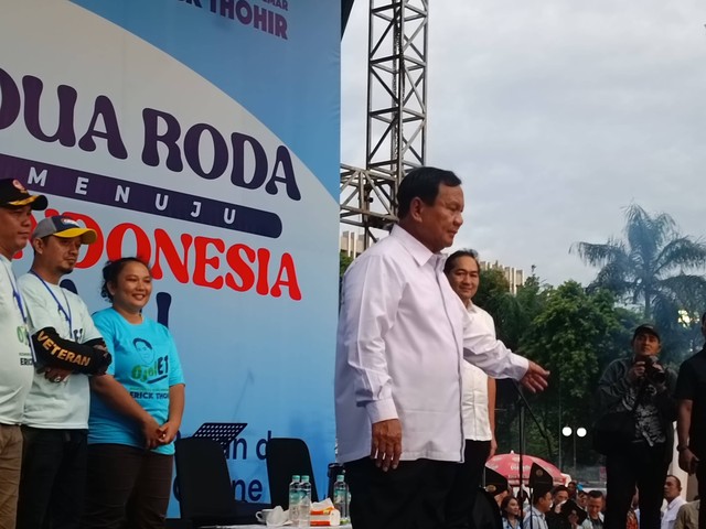 Capres nomor urut 02 Prabowo Subianto menghadiri acara Komunitas Ojol Penggemar Erick Thohir (Ojol ET) di Lapangan Banteng, Jakarta Pusat, Jumat (19/1). Foto: Zamachsyari/kumparan