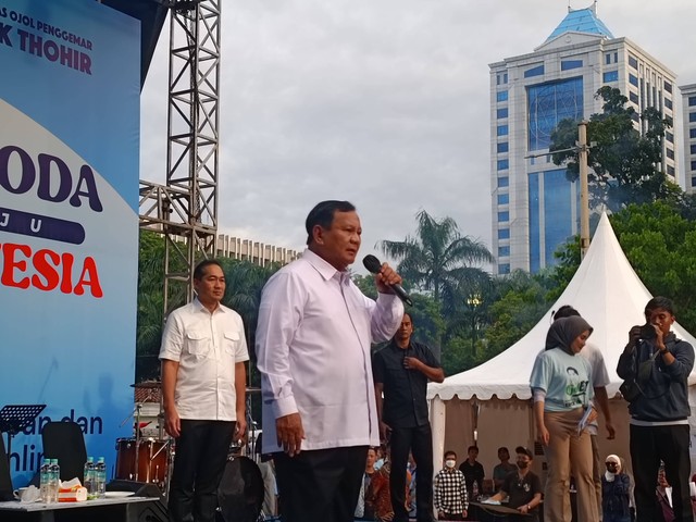 Capres nomor urut 02 Prabowo Subianto menghadiri acara Komunitas Ojol Penggemar Erick Thohir (Ojol ET) di Lapangan Banteng, Jakarta Pusat, Jumat (19/1). Foto: Zamachsyari/kumparan