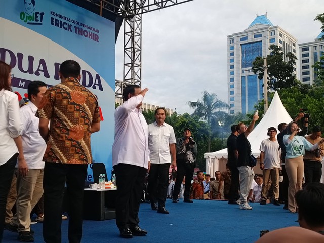 Capres nomor urut 02 Prabowo Subianto menghadiri acara Komunitas Ojol Penggemar Erick Thohir (Ojol ET) di Lapangan Banteng, Jakarta Pusat, Jumat (19/1). Foto: Zamachsyari/kumparan