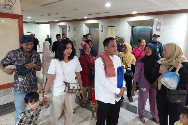 Warga Kampung Bayam usai audiensi di kantor Wali Kota Jakarta Utara, Jumat (19/1/2024). Foto: Fachrul Irwinsyah/kumparan