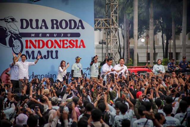 Capres 02 Prabowo Subianto menghadiri acara 'Roda Dua Menuju Indonesia Maju' yang diselenggarakan Komunitas Ojol Penggemar Erick Thohir di Lapangan Banteng, Jakarta, Jumat (19/1/2024). Foto: Jamal Ramadhan/kumparan