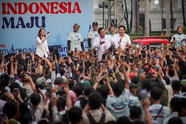 Capres 02 Prabowo Subianto menghadiri acara 'Roda Dua Menuju Indonesia Maju' yang diselenggarakan Komunitas Ojol Penggemar Erick Thohir di Lapangan Banteng, Jakarta, Jumat (19/1/2024). Foto: Jamal Ramadhan/kumparan