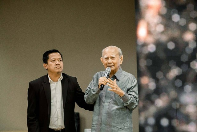 Prof Emil Salim saat menerima lifetime achievement award di perayaan HUT ke-20 SBM ITB di Jakarta (18/1).