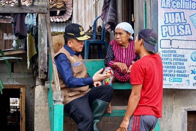 Pj Gubernur Sumsel Agus Fatoni saat mengobrol dengan warga yang terdampak banjir, Foto : Humas Pemprov Sumsel