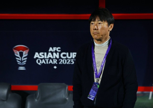Pelatih Timnas Indonesia Shin Tae-yong di Piala Asia. Foto: Ibraheem Abu Mustafa/REUTERS