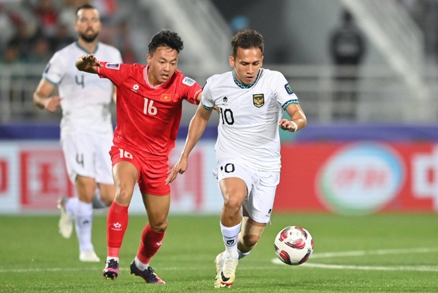 Pesepak bola Timnas Indonesia Egy Maulana Vikri berebut bola dengan pesepak bola Vietnam Nguyen Thai Son pada laga kedua penyisihan grup D Piala Asia 2023 di Stadion Abdullah Bin Khalifah, Doha, Qatar, Jumat (19/1/2024).  Foto: ANTARAFOTO/Yusran Uccang