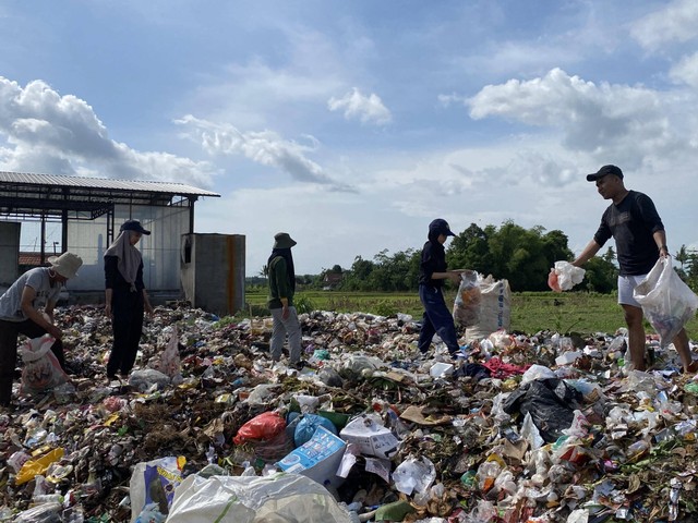 Sampling Sampah Anorganik Tertolak di TPST Harapan Baru (dokumen pribadi)