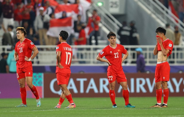 Raut kekecewaan Khuat Van Khang, Vu Van Thanh, dan Bui Hoang Viet Anh usai laga Timnas Indonesia vs Vietnam dalam matchday kedua Grup D Piala Asia di Abdullah Bin Khalifa Stadium, Qatar, pada Jumat (19/1/2024). Foto: REUTERS/Ibraheem Al Omari