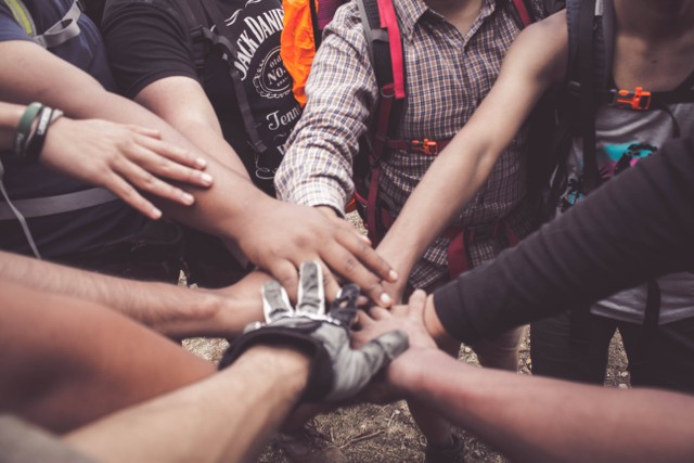 8 Contoh Yel-Yel Kelompok 2 yang membangun semangat. Foto:Pexels/Dio Hasbi Saniskoro.