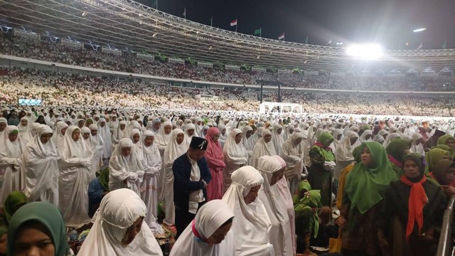 Suasana salat subuh di dalam Stadion Utama Gelora Bung Karno dalam rangka perayaan HUT Muslimat NU, Jakarta, Sabtu (20/1). Foto: Fadlan Nuril Fahmi/kumparan