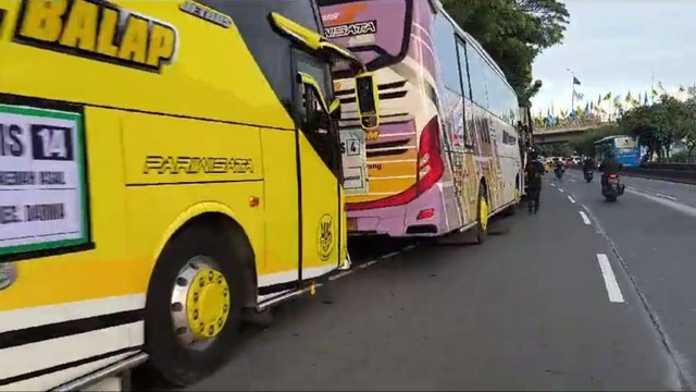 Puluhan bis jemaah Harlah ke-78 NU diparkir di Jalan Gatot Subroto arah Cawang ke Senayan sekitar area JCC, Sabtu (20/1). Foto: Thomas Bosco/kumparan