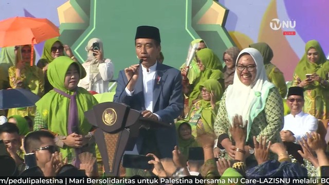 Presiden Jokowi mengundang peserta Muslimat NU untuk membacakan Pancasila saat Harlah ke-78 Muslimat NU di Stadion GBK, Senayan, Jakarta, Sabtu (20/1/2024). Foto: YouTube/TVNU