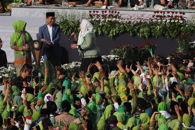 Presiden Jokowi mengundang peserta Muslimat NU untuk membacakan Pancasila saat Harlah ke-78 Muslimat NU di Stadion GBK, Senayan, Jakarta, Sabtu (20/1/2024). Foto: Jamal Ramadhan/kumparan