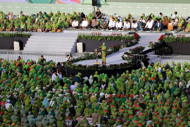 Ketum PP Muslimat Nahdlatul Ulama (NU), Khofifah Indar Parawansa, memberikan sambutan pada Harlah ke-78 Muslimat NU di Stadion Utama GBK Senayan, Jakarta, Sabtu (20/1/2024). Foto: Jamal Ramadhan/kumparan