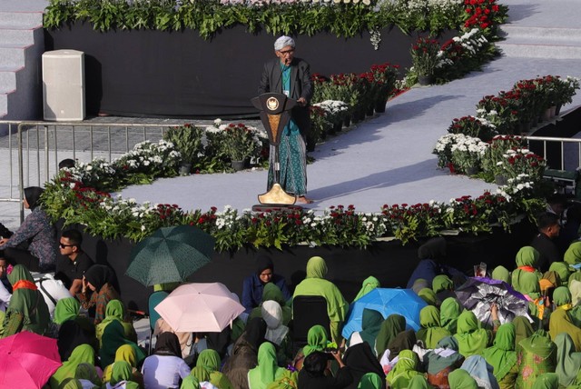 Rais 'Aam Pengurus Besar Nahdlatul Ulama (PBNU), KH Miftachul Akhyar bin Abdul Ghani, memberikan sambutan pada Harlah ke-78 Muslimat NU di Stadion Utama GBK Senayan, Jakarta, Sabtu (20/1/2024). Foto: Jamal Ramadhan/kumparan