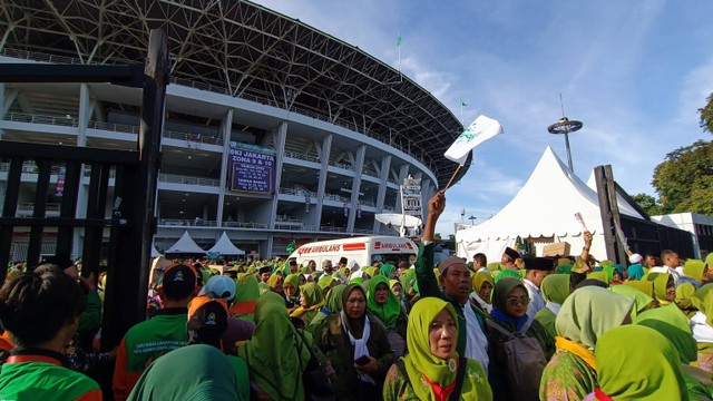 Padatnya kawasan SUGBK saat acara HUT ke-78 NU, massa sempat berdesakan untuk keluar tinggal area lingkar utama Stadion, Sabtu (20/1/2024). Foto: Thomas Bosco/kumparan