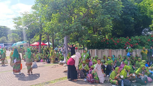 Jemaah membubarkan diri usai acara Harlah ke-78 Muslimah NU di GBK Senayan, Jakarta, Sabtu (20/1/2023). Foto: Thomas Bosco/kumparan