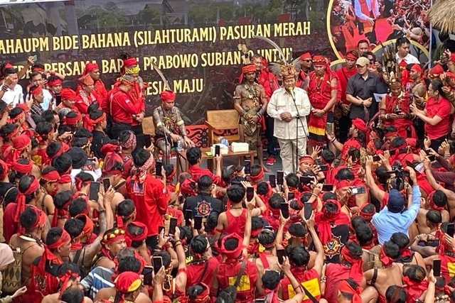 Capres Prabowo Subianto menghadiri acara Bahaupm Bide Bahana Tariu Borneo Bangkule Rajakng (TBBR) atau Silaturahmi Pasukan Merah di Rumah Adat Radakng, Kota Pontianak, Sabtu (20/1/2024). Foto: Zamachsyari/kumparan