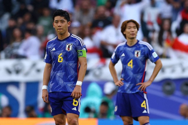 Pemain Jepang Wataru Endo dan Ko Itakura terlihat sedih setelah kebobolan gol keduanya, yang dicetak oleh pemain Irak Ayman Hussein  dalam laga Piala Asia di Education City Stadium, Al Rayyan, Qatar, Jumat (19/1/2024). Foto: Molly Darlington/REUTERS