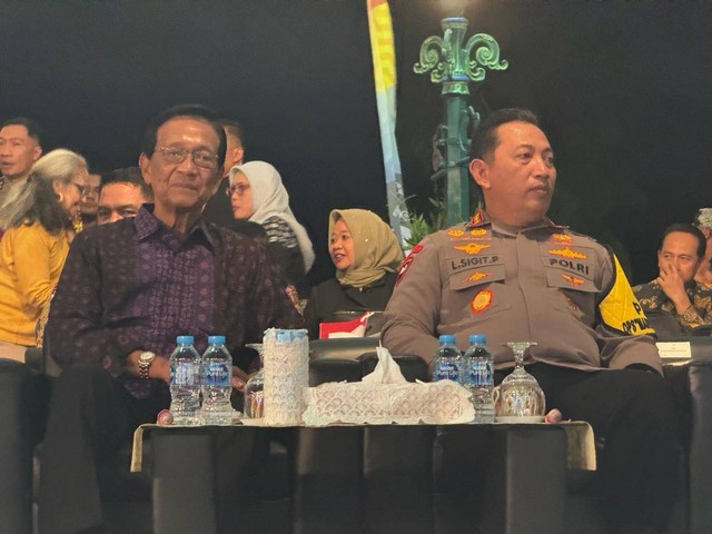 Gubernur DIY, Sri Sultan HB X dan Kapolri Jend Pol Listyo Sigit Prabowo, duduk berdampingan dalam acara Peace Harmony, Jumat (19/1) malam. Foto: Arif UT/Pandangan Jogja