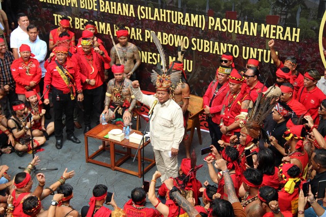 Calon Presiden nomor urut 2 Prabowo Subianto (kanan) berorasi saat menghadiri Bahaupm Bide Bahana (Silaturahim) Pasukan Merah TBBR di Pontianak, Sabtu (20/1/2024). Foto: Jessica Wuysang/ANTARA FOTO 