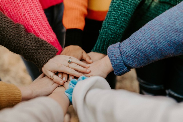 Ilustrasi Contoh Yel-Yel Kelompok 3, Foto: Unsplash/Hannah Busing