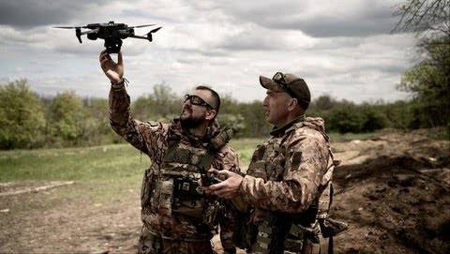 Tentara Ukraina bersiap menerbangkan drone di kamp pelatihan di tengah perang Rusia-Ukraina di Donetsk, Ukraina pada 11 Mei 202. (Anadolu Agency via Getty Images/Anadolu Agency)
