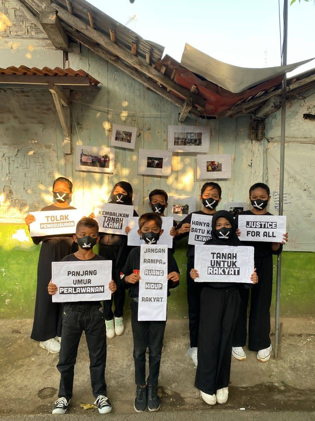 anak-anak yang membentangkan tilisan hidup rakyat, panjang umur perjuangan. mereka menyuarakan ketidak adilan di negeri ini: foto diambil ketika melakukan kegiatan festival keadilan di cilacap.